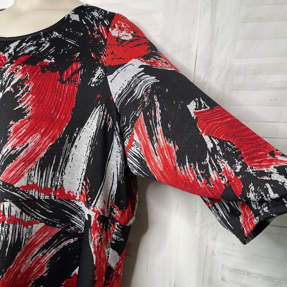 Avenue Womens Black Red White 3/4 Sleeves Asymmetrical Hem Top Blouse Plus 26 28 - Picture 4 of 16